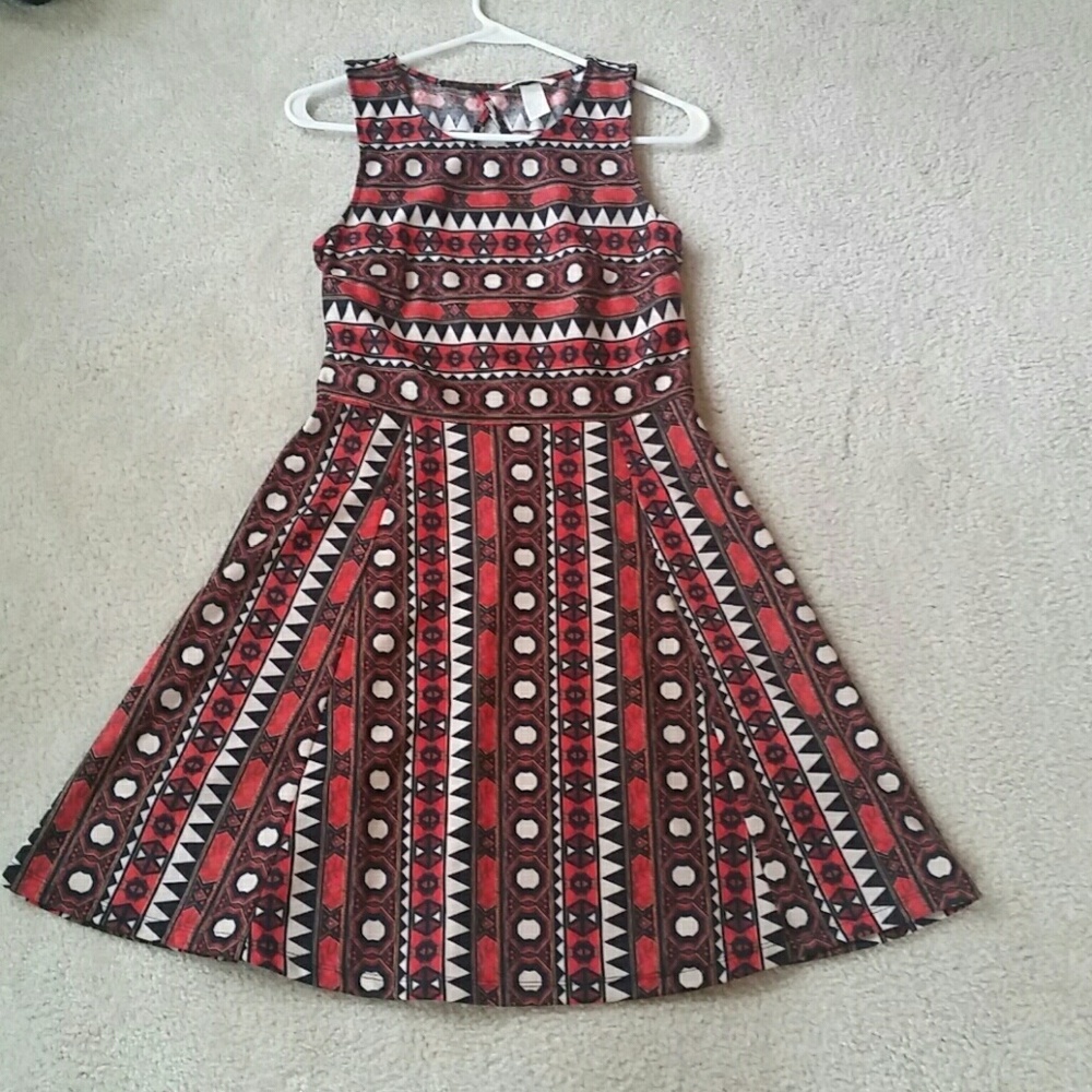 Sleeveless dress with back cutout detail